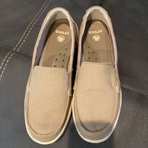 Women’s Crocs Walu loafers size 9